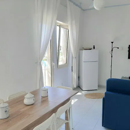 Overlooking The Sea Apartment *